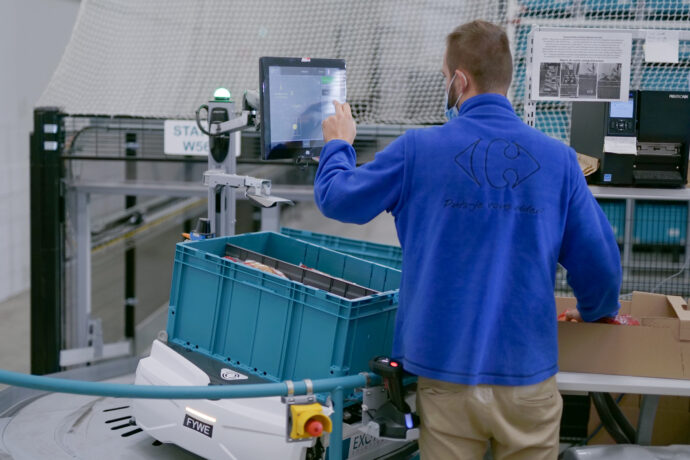 A Carrefour employee who operates automated warehouse storage systems.