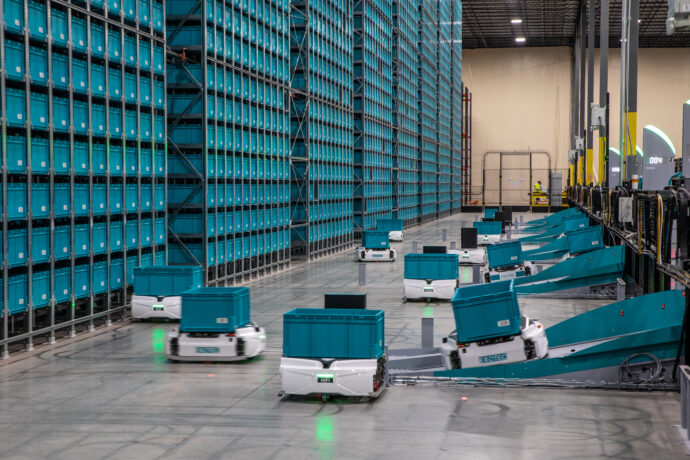 Skypods automated storage and retrieval system moving between racks and picking station