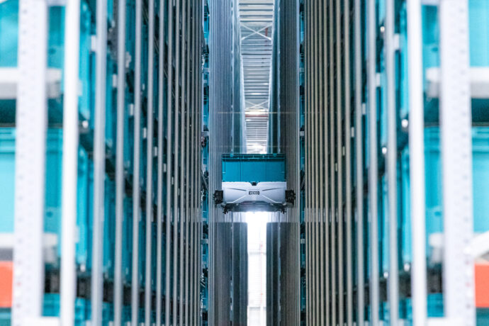 Skypod autonomous mobile robot climbing in a warehouse.