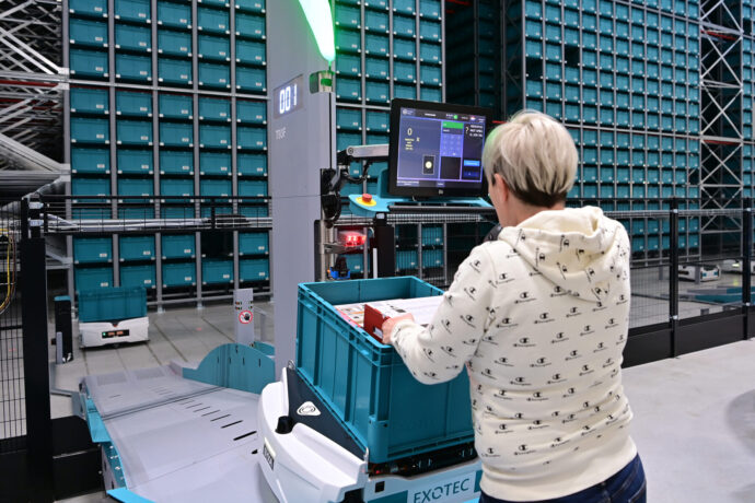 Robotic goods-to-person order fulfillment solution within the warehouse