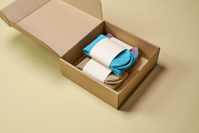 Drei Paar Socken in einem Karton, wie er oft zum Versand im E-Commerce bzw. im Fulfillment genutzt wird.