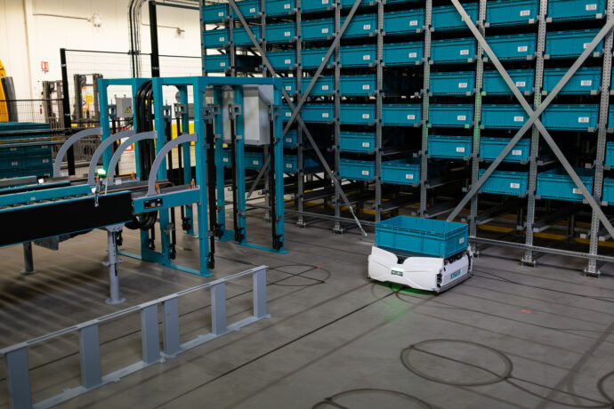 robot mobile autonome dans système automatisé Skypod