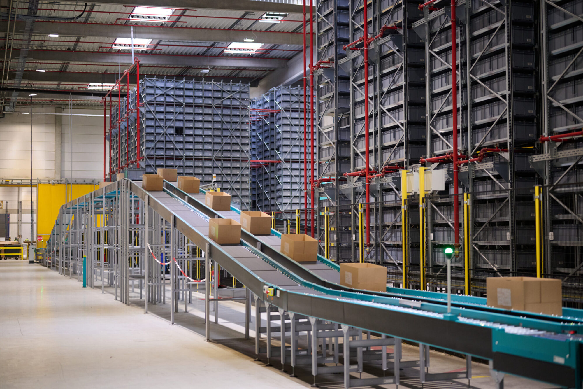 Guide to Conveyor Systems: Types, Uses, & Benefits | Exotec