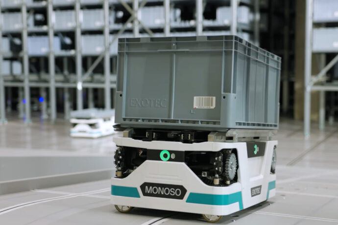 Große Anzahl von autonomen mobilen Robotern mit Fullfilmentbehältern fahren durch ein AS/RS-System