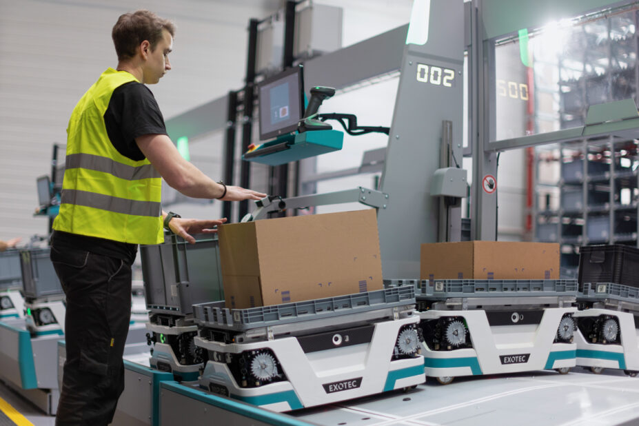 Ein Kommissionierer arbeitet im Pick-and-Pack-Verfahren mit 2D-zu-3D-Verpackungstechnologie